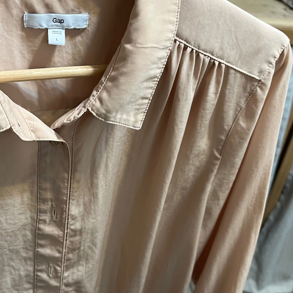 Gap Blush Satin Button-Front Blouse – Long Sleeve – Size Large 🌸
